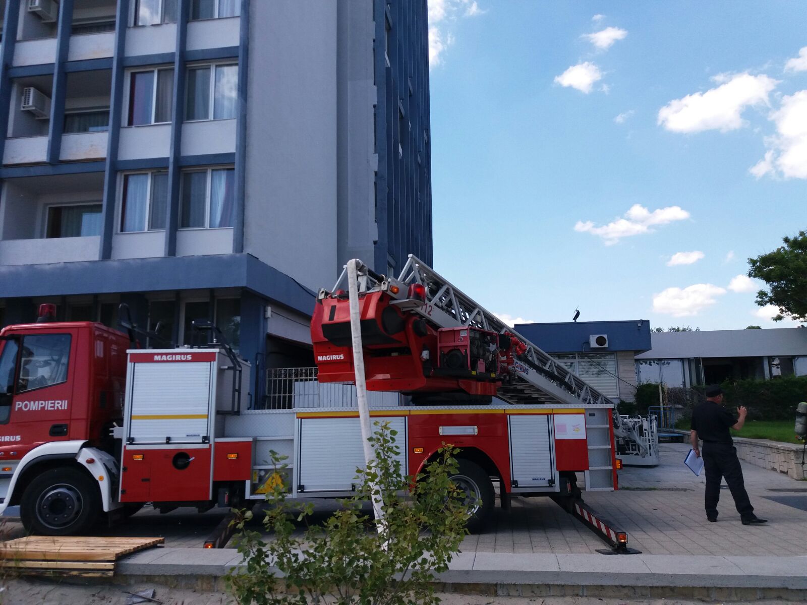 MAMAIA/FOTO: Incendiu izbucnit la etajul unui hotel. Exercițiu tactic