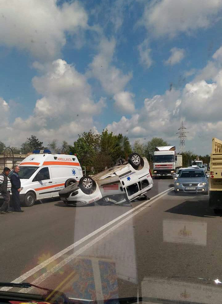 FOTO. Ambulanță privată, RĂSTURNATĂ la ieșire din Constanța spre Ovidiu. Cinci persoane rănite!