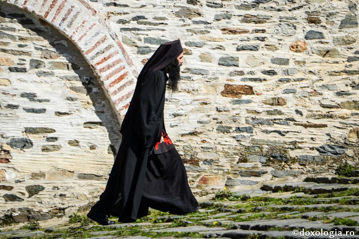 CONSTANȚA. Călugăr TÂLHĂRIT de trei indivizi mascați
