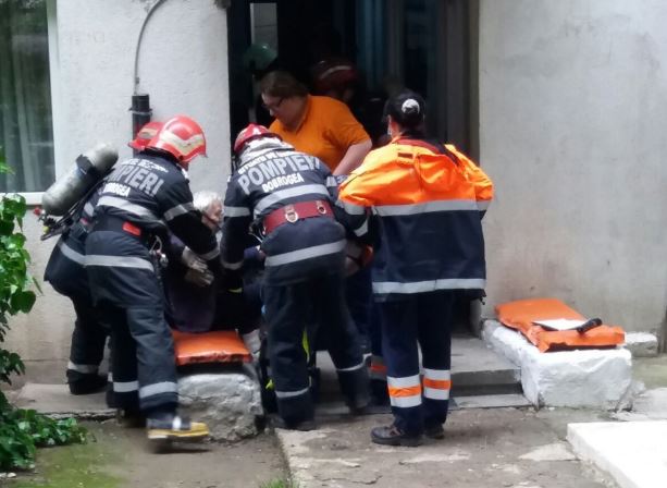 FOTO – CONSTANȚA: Octogenară blocată într-un apartament inundat cu FUM