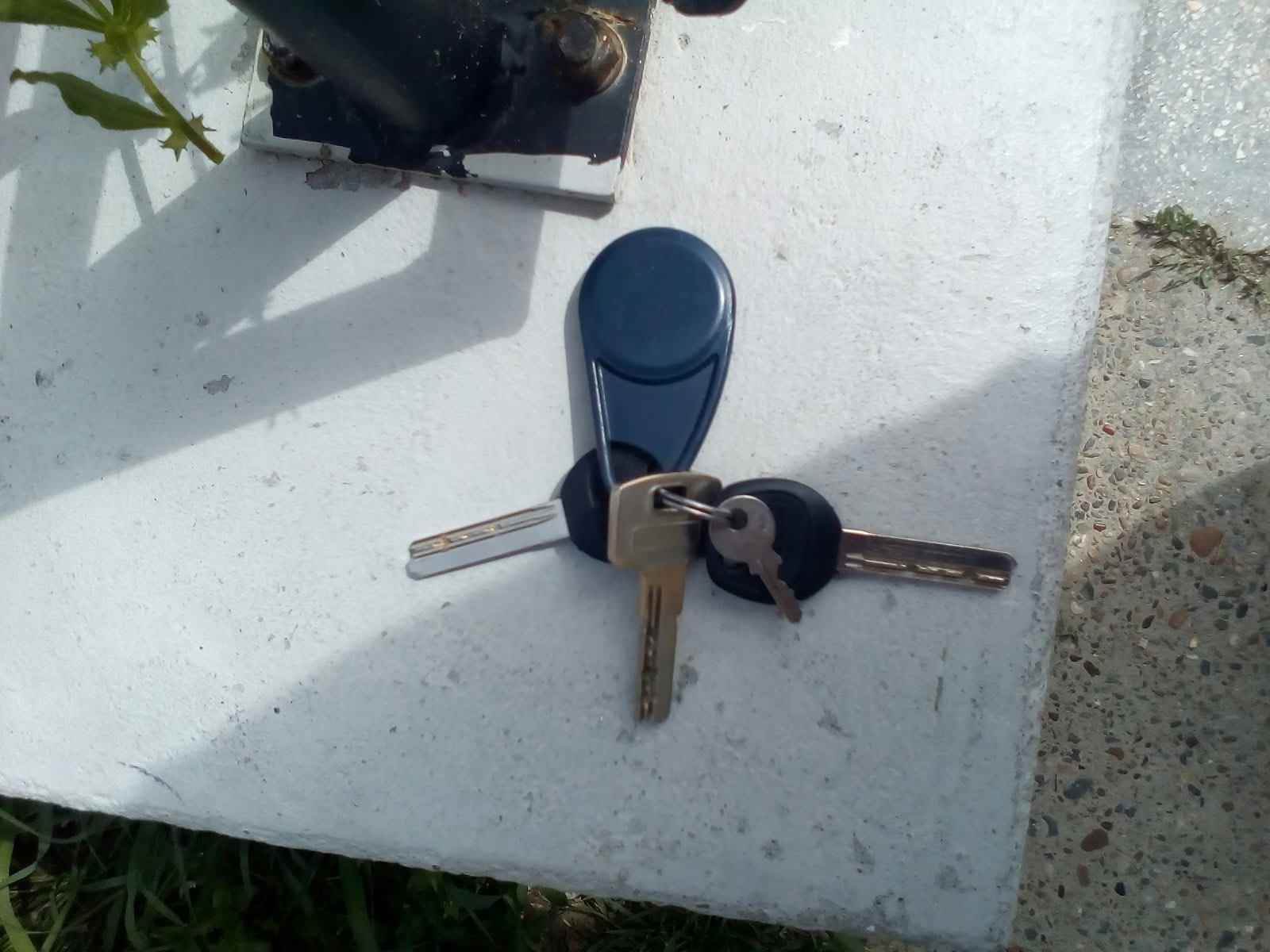 FOTO/CONSTANȚA: Set de chei pierdut pe plaja din Faleză Nord. Proprietarul le poate recupera de la poliție