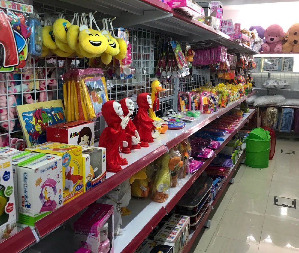 FOTO – CONSTANȚA: Jucării, cosmetice și echipamente electrice, confiscate din magazinele de tipul „China Mall”