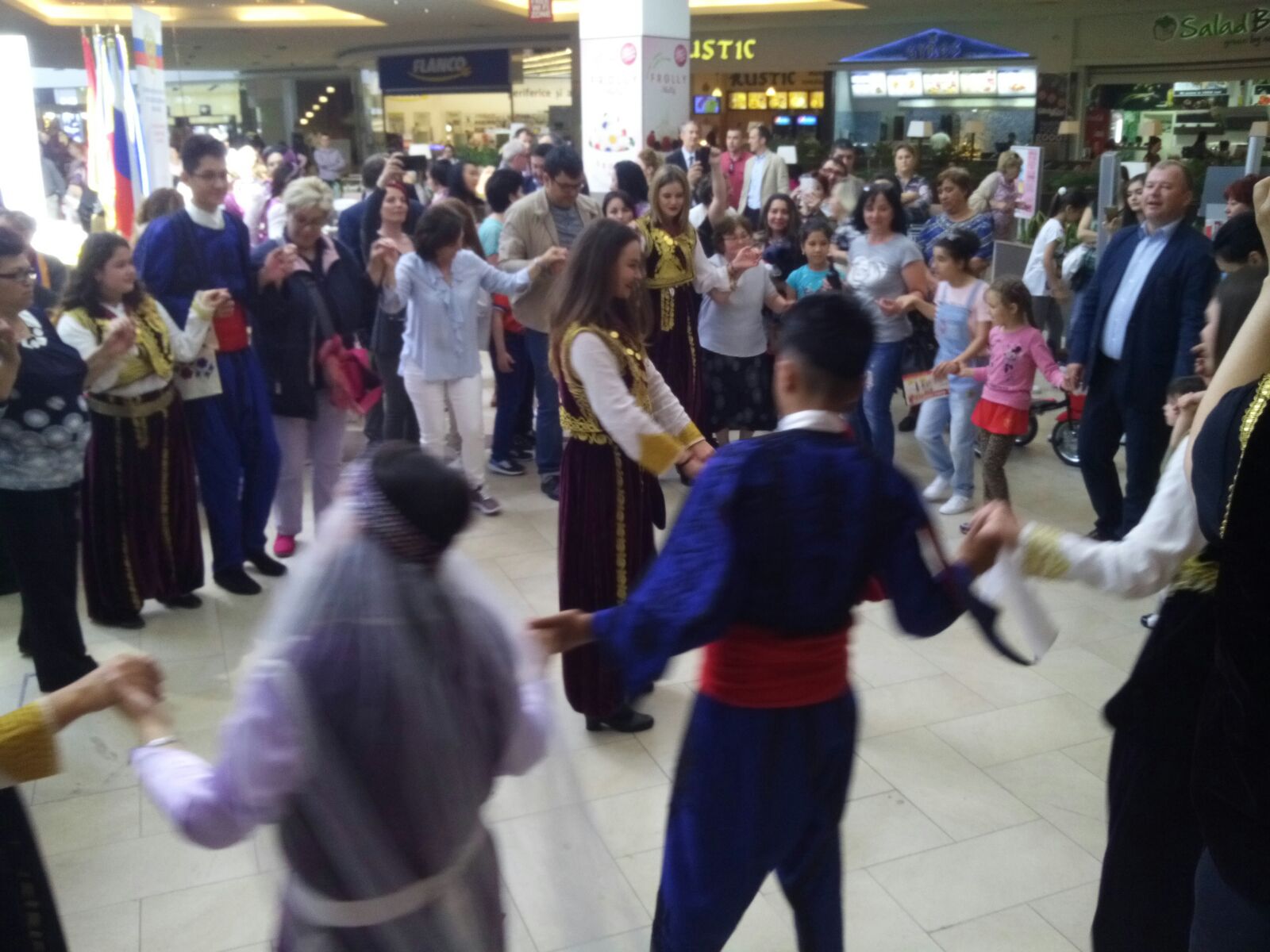 FOTO: Târgul de binefacere din CONSTANȚA s-a transformat într-un adevărat festival al minorităților