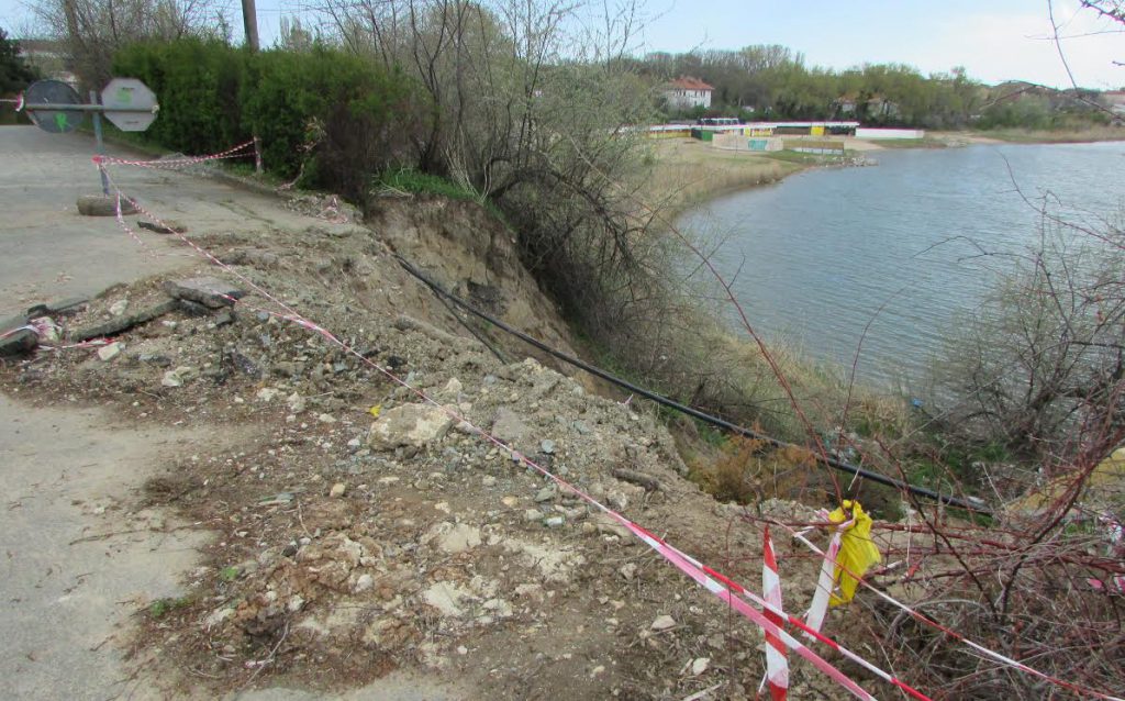 EFORIE: Faleza care se surpă NU poate fi reparată de Apele Române. Care sunt motivele
