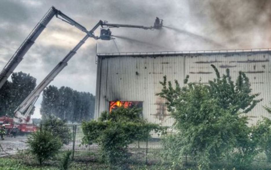 Incendiul izbucnit vineri la un depozit de arhivare din județul Ilfov nu a fost lichidat nici până în prezent
