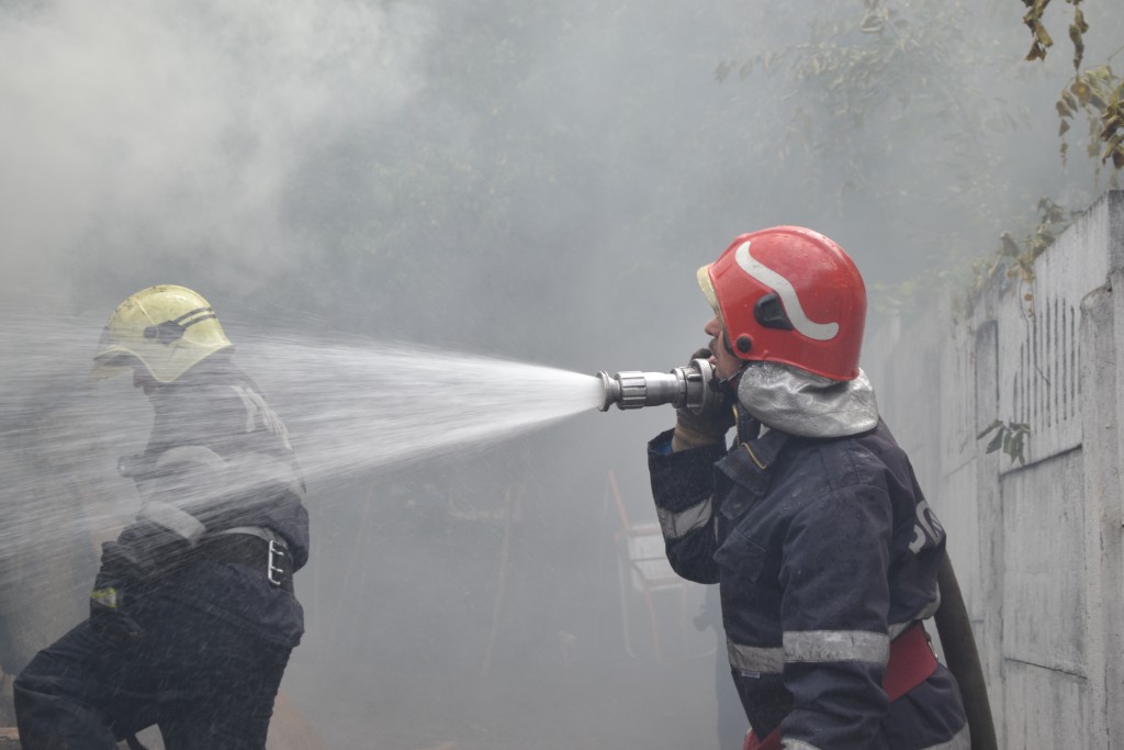 CONSTANȚA: Incendiu la o casă. Două persoane primesc îngrijiri medicale