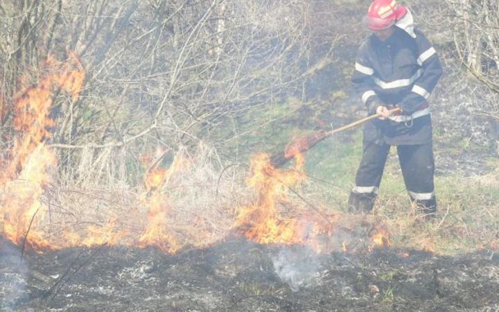 UPDATE/ CONSTANȚA: ARDE vegetația uscată de pe faleza plajei Modern