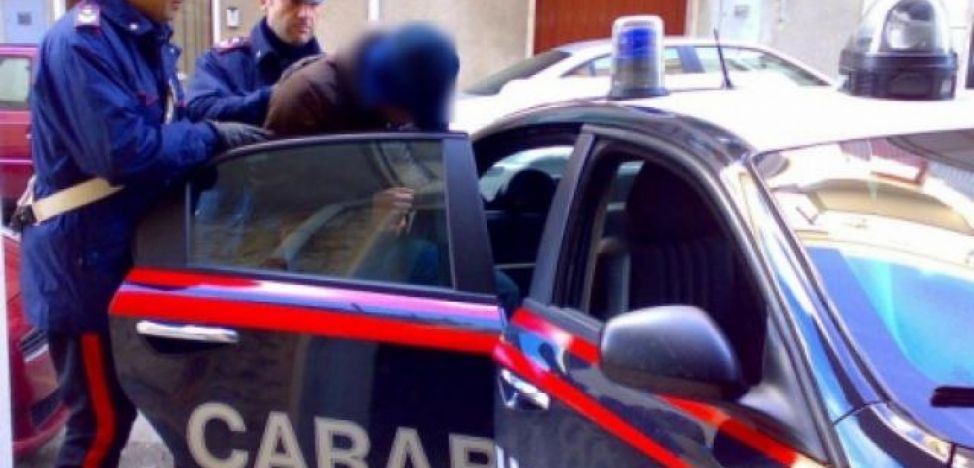 ITALIA: Fără să știe, doi români au „sustras”, la propriu, un … polițist!