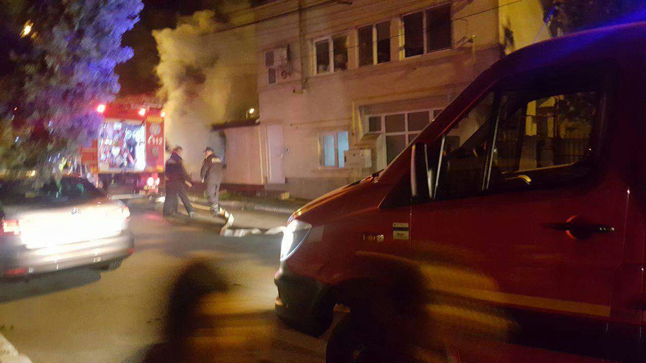 FOTO/ Incendiu pe o stradă din CONSTANȚA. O persoană a MURIT