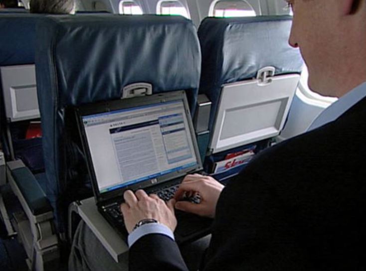 Laptopurile, interzise la bordul tuturor avioanelor cu destinaţia SUA