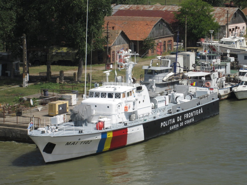 Polițiștii de frontieră români din Marea Egee au salvat 38 de persoane aflate într-o ambarcațiune supraîncărcată