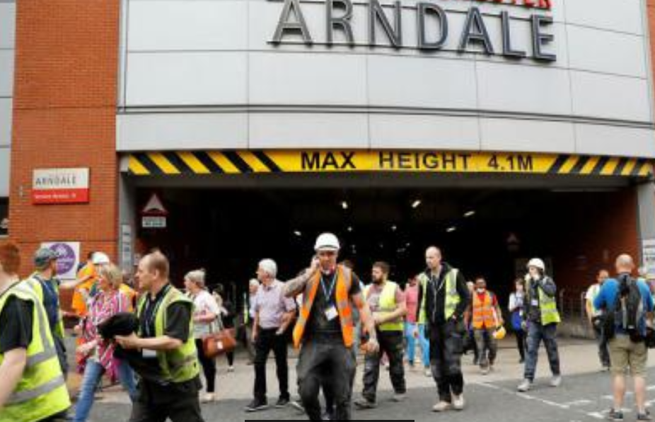 MAREA BITANIE/VIDEO: Un centru comercial din Manchester a fost evacuat. Martorii vorbesc de o posibilă explozie