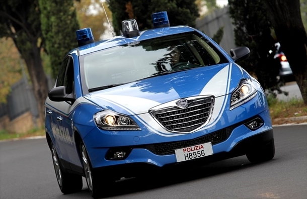 ITALIA: Scenariu demn de filmele cu proști… Doi români au încercat să fure o maşină de poliţie cu tot cu poliţist