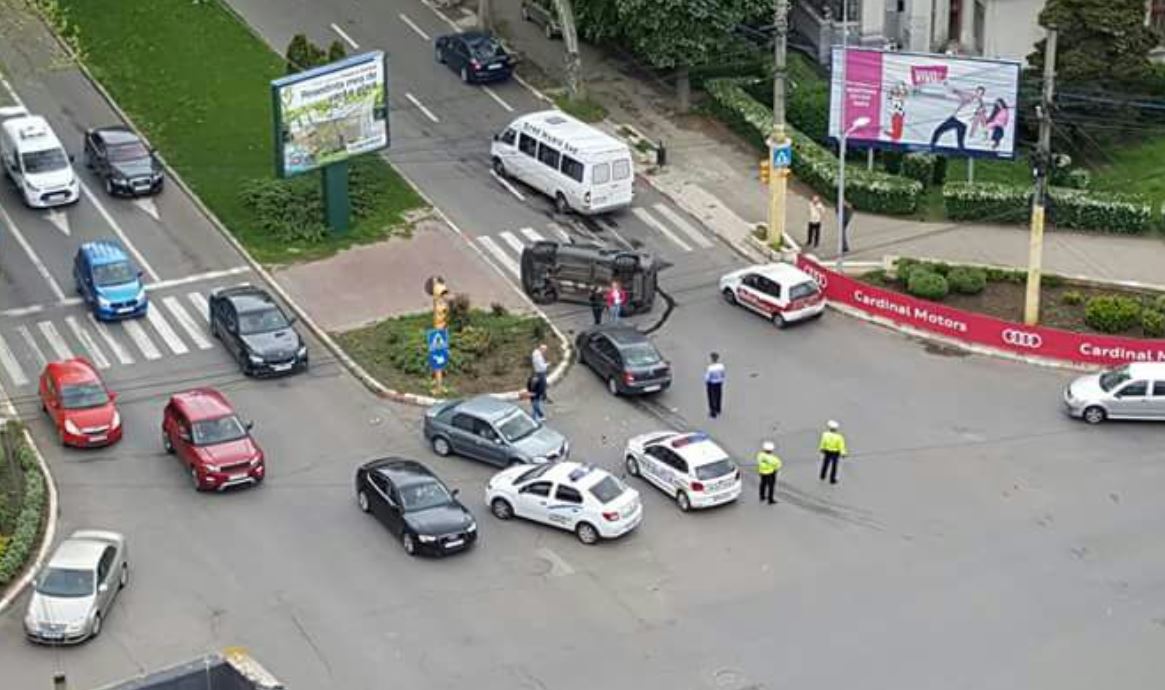FOTO/Mașină RĂSTURNATĂ în intersecție, la Capitol!