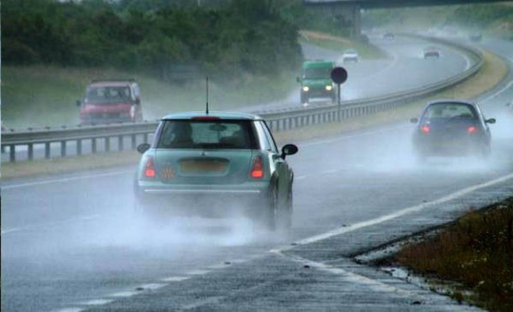 Plouă torențial pe A1 și A2. Șoferii, sfătuiți să conducă prudent