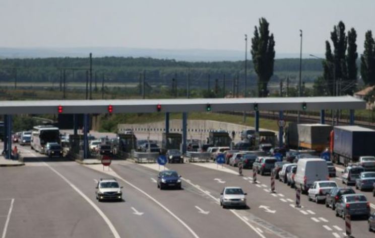 Noi restricţii de circulaţie pe A2. GROAPĂ pe podul de la Feteşti prin care se vede Braţul Borcea