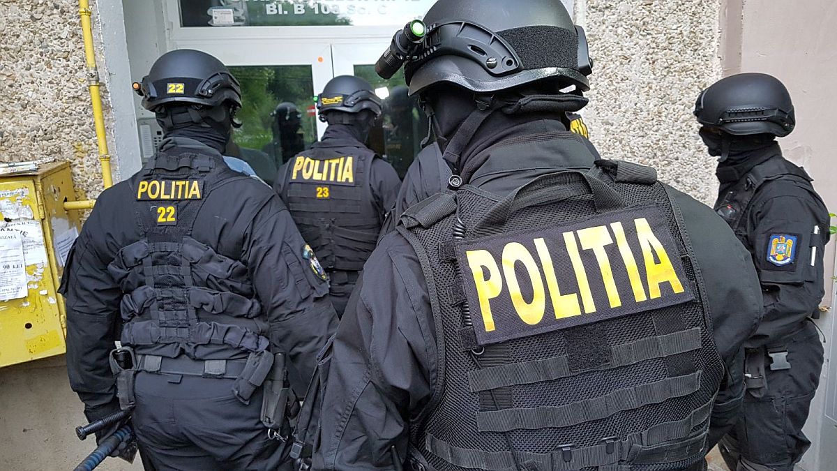 Suspecți de evaziune și spălare de bani, călcați de mascați în această dimineață