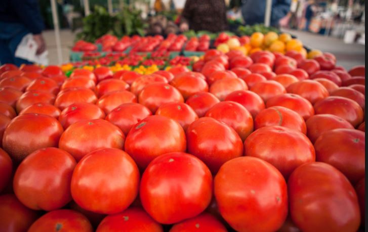Atenţie! Multe dintre roşiile pe care le cumpăraţi au fost forţate chimic să crească mai repede