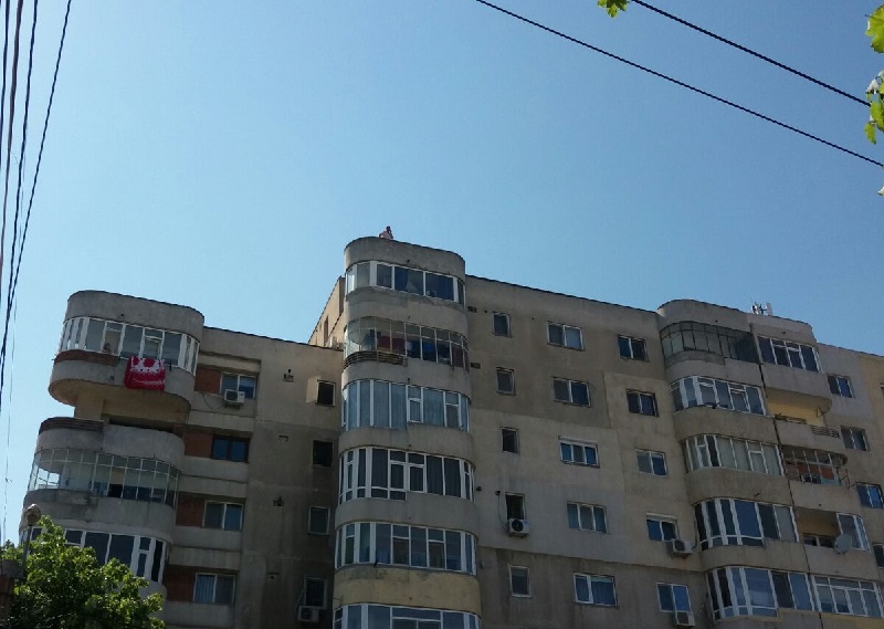 VIDEO/FOTO – NĂVODARI: Un bărbat amenință că se aruncă de pe un bloc