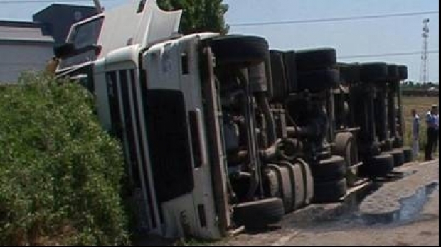 Un TIR s-a RĂSTURNAT pe DN1