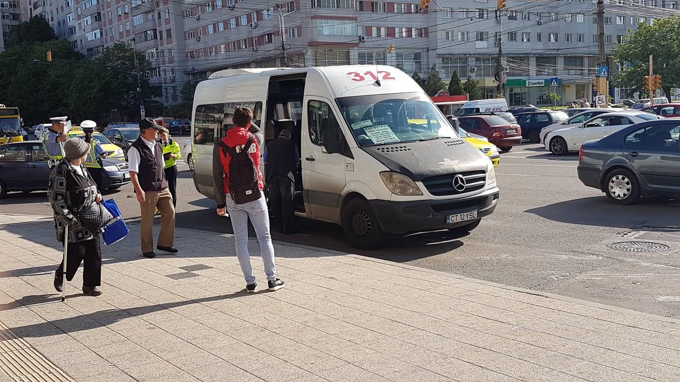 FOTO – CONSTANȚA: Microbuz implicat într-un accident. Mai mulți pasageri au fost răniți