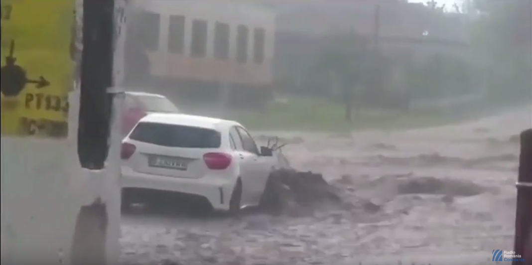 VIDEO: TULCEA – Mașini înghițite de șuvoaiele de apă