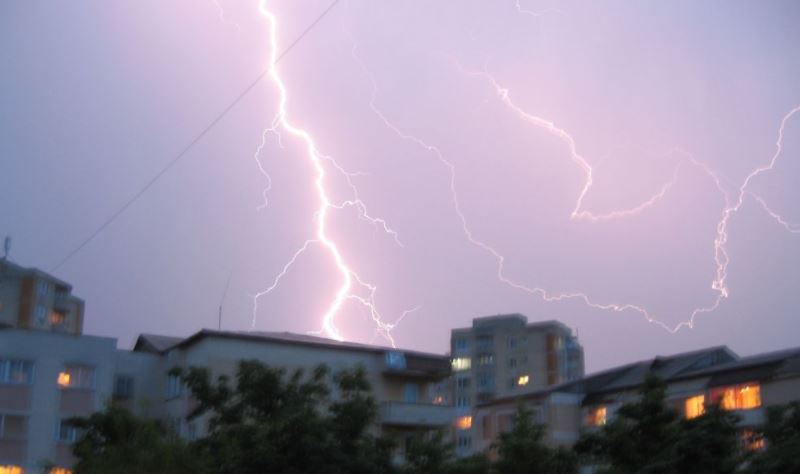 Județele IALOMIȚA și CĂLĂRAȘI sunt sub cod galben de ploi și descărcări electrice