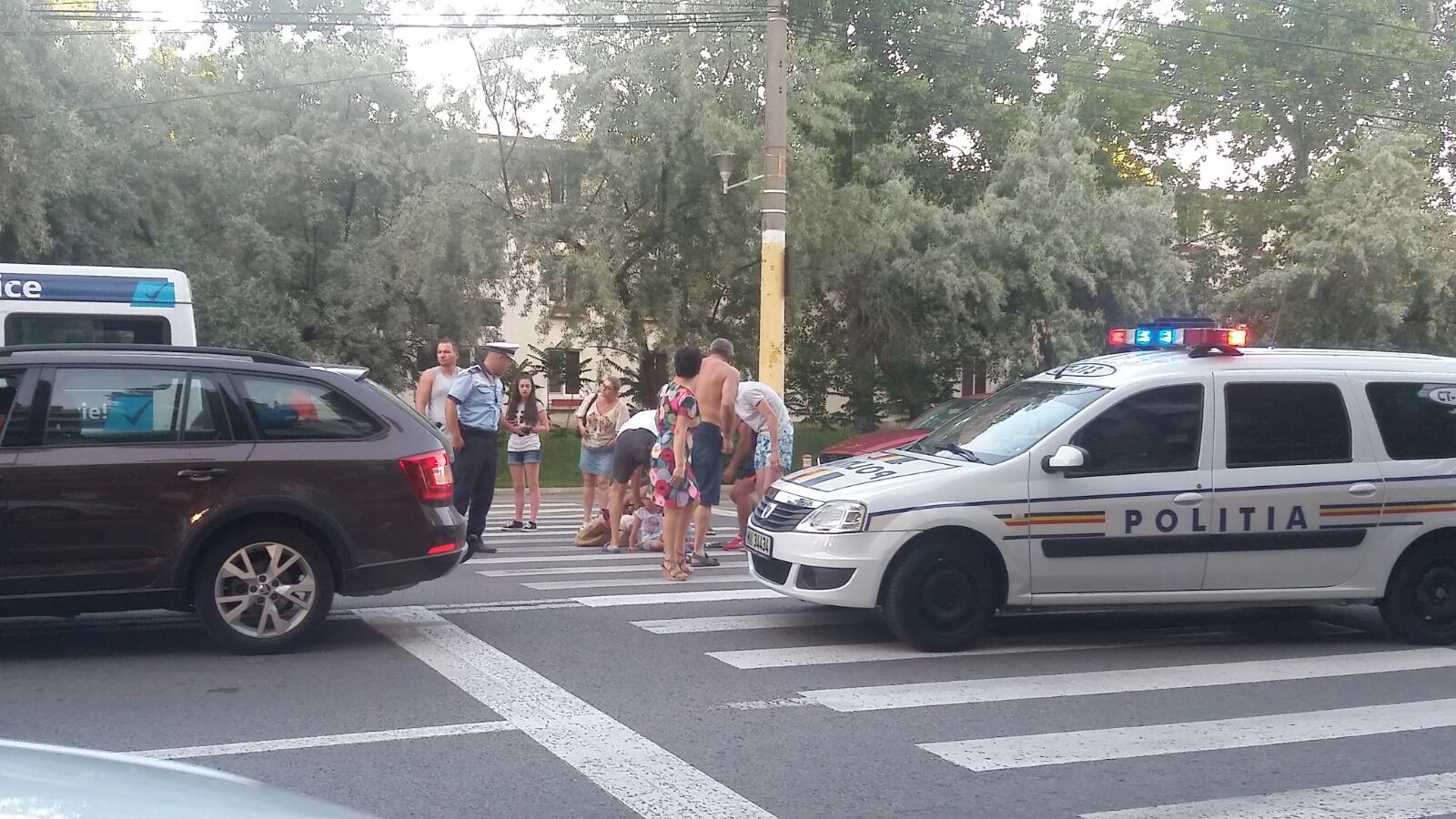 Foto/MAMAIA: Trei turiști, printre care un copil, accidentați pe trecerea de pietoni!