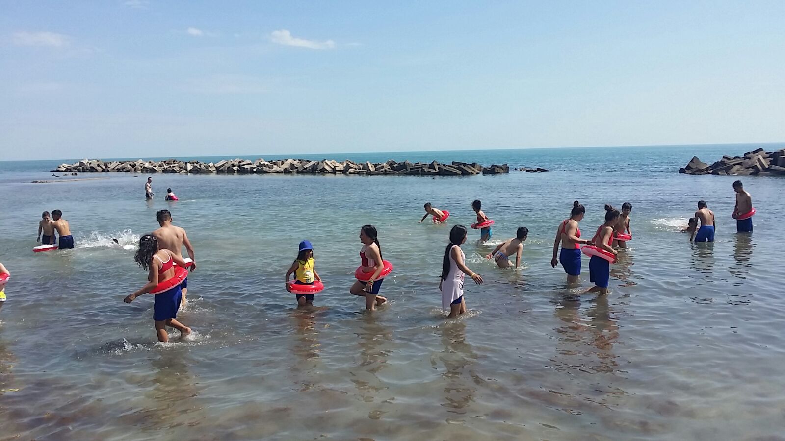 FOTO/VIDEO. ZIUA COPILULUI. „Prima zi la mare“ pentru 36 de copii
