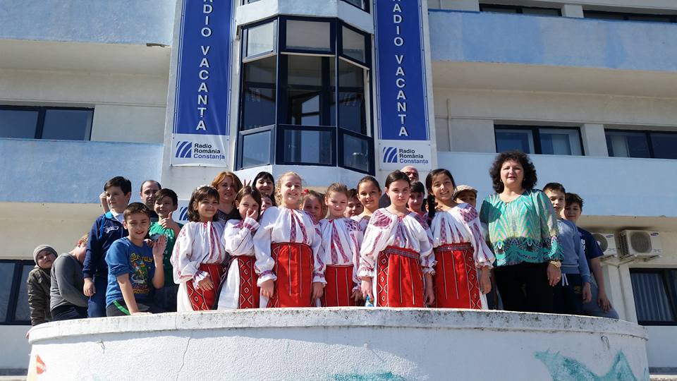 Micii dobrogeni la joc și cânt popular