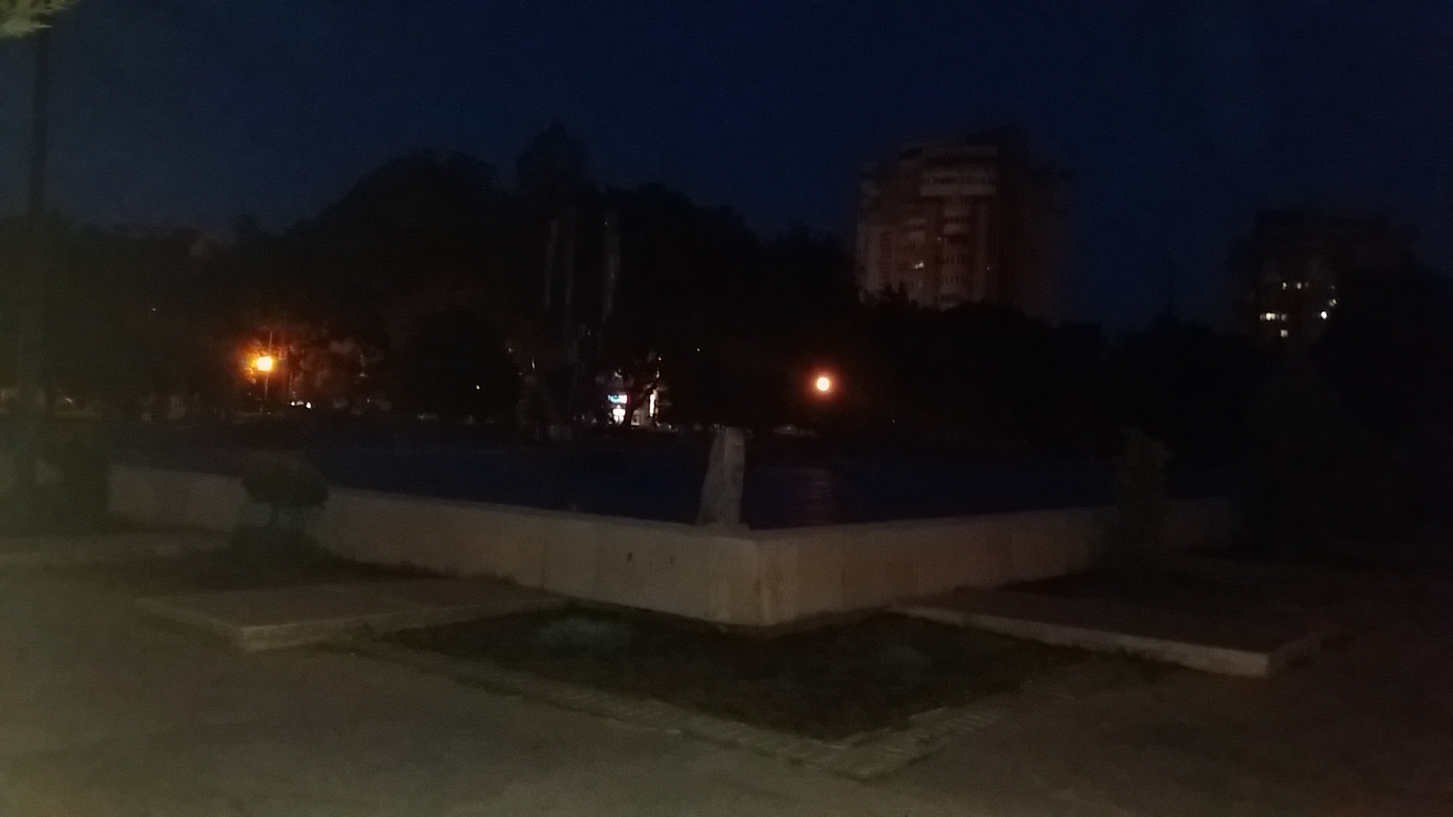 FOTOREPORTAJ. Parcul de la Gară, lăsat în beznă