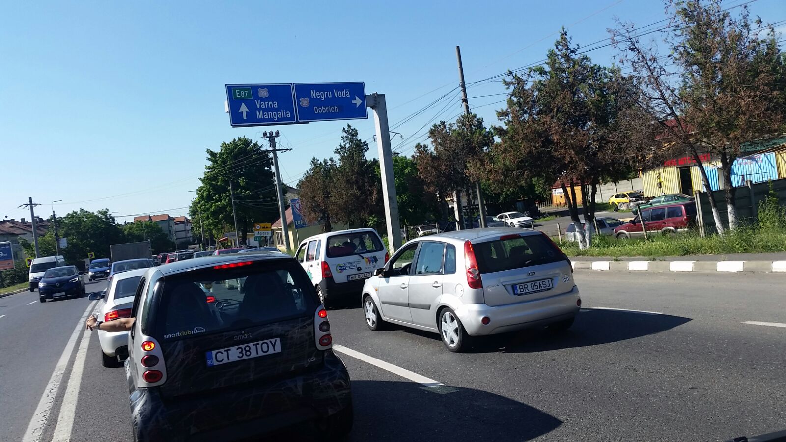 UPDATE – Aglomerație în trafic spre sudul litoralului. Trei mașini s-au ciocnit pe podul de la Agigea