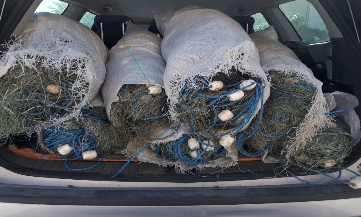 TULCEA/FOTO: Bărbat prins la braconat. 80 de kilograme de pește și plase de 1.300 de metri