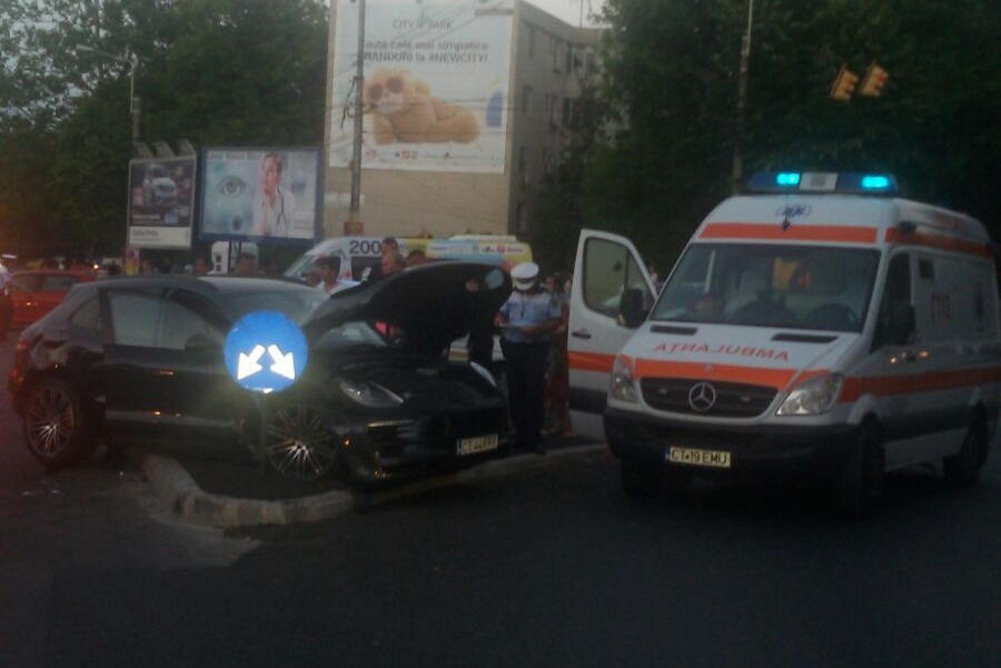 FOTO: Accident într-o intersecție importantă din CONSTANȚA. O mașină de LUX a nimerit pe un scuar