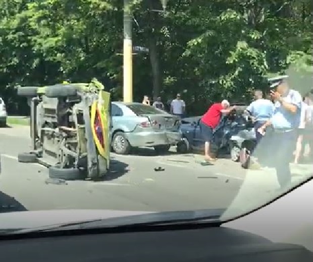 FOTO – CONSTANȚA: Accident în zona sediului CCINA. Un taxi s-a răsturnat