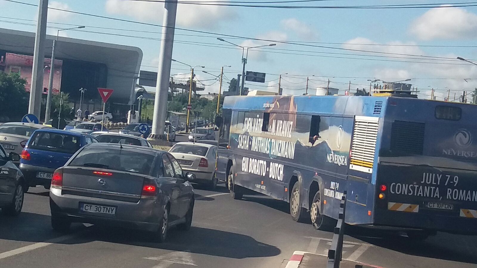 Anvelopa unui autobuz RATC a explodat în trafic