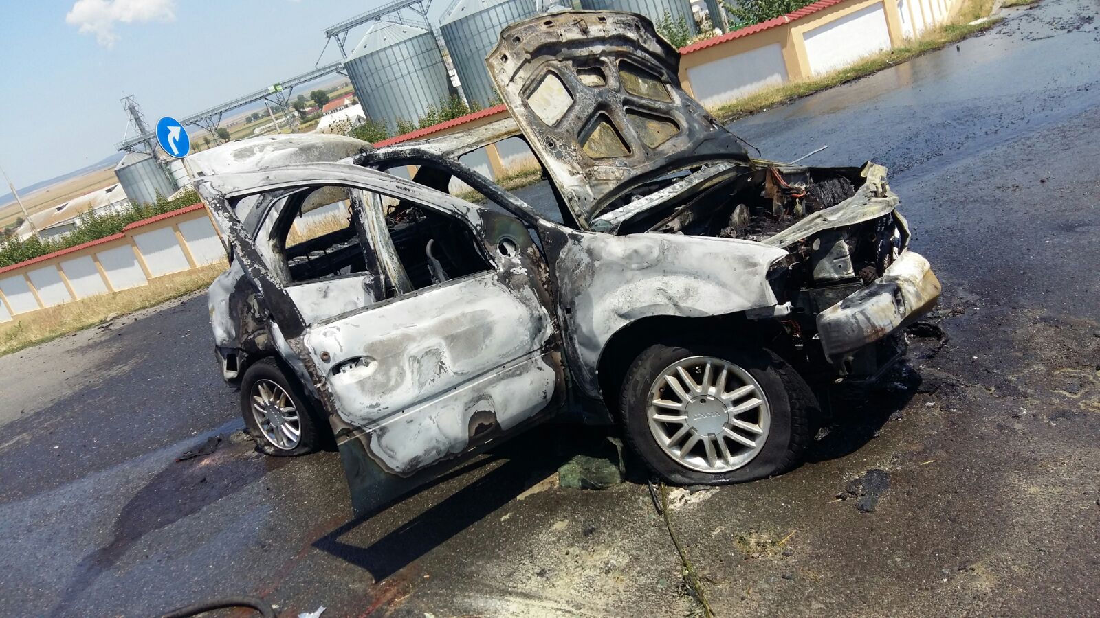 TULCEA: Un autoturism a luat foc! Toate victimele, transportate la CONSTANȚA