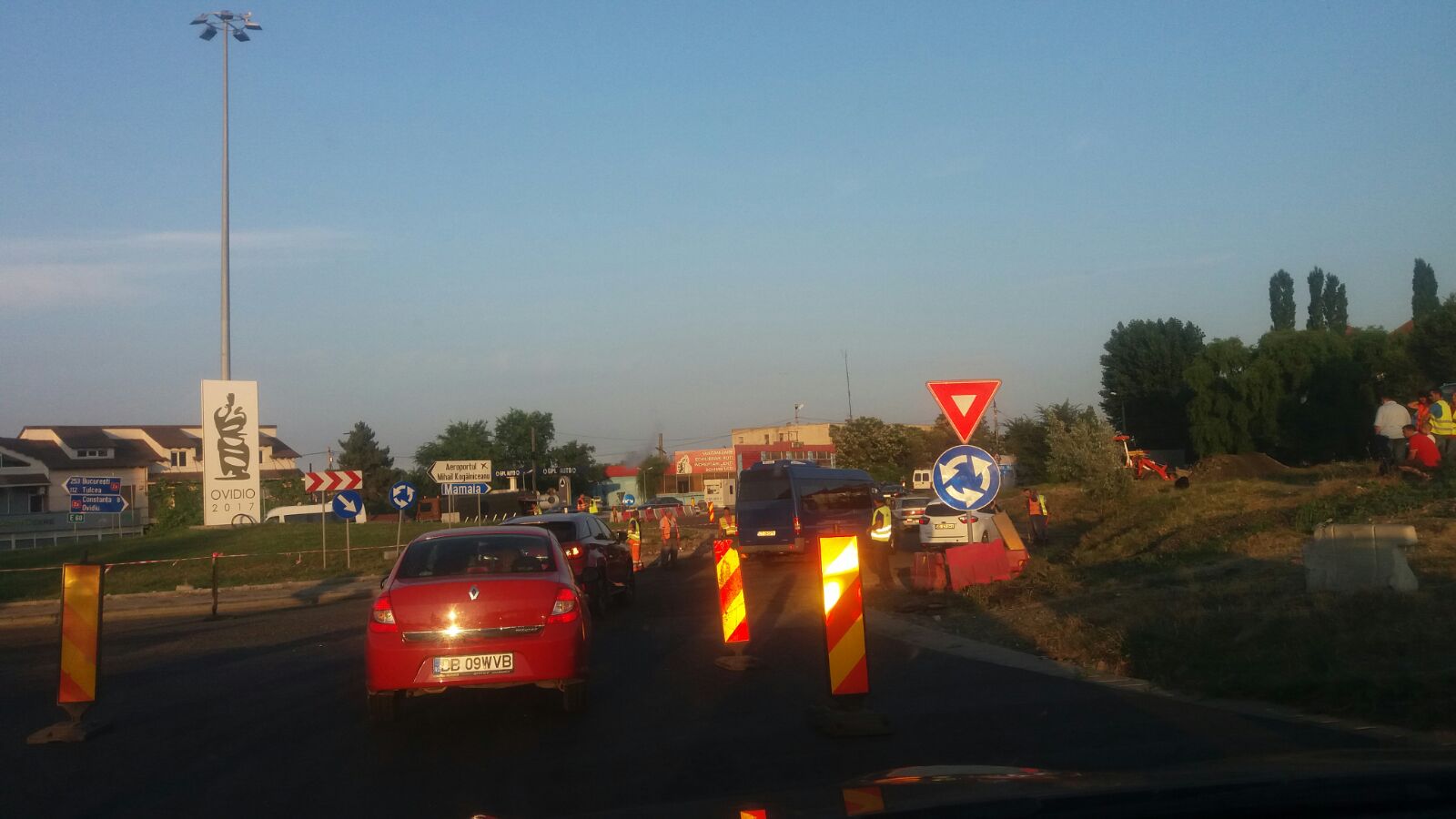 FOTO/ ATENȚIE ȘOFERI! Lucrări de asfaltare la Ovidiu