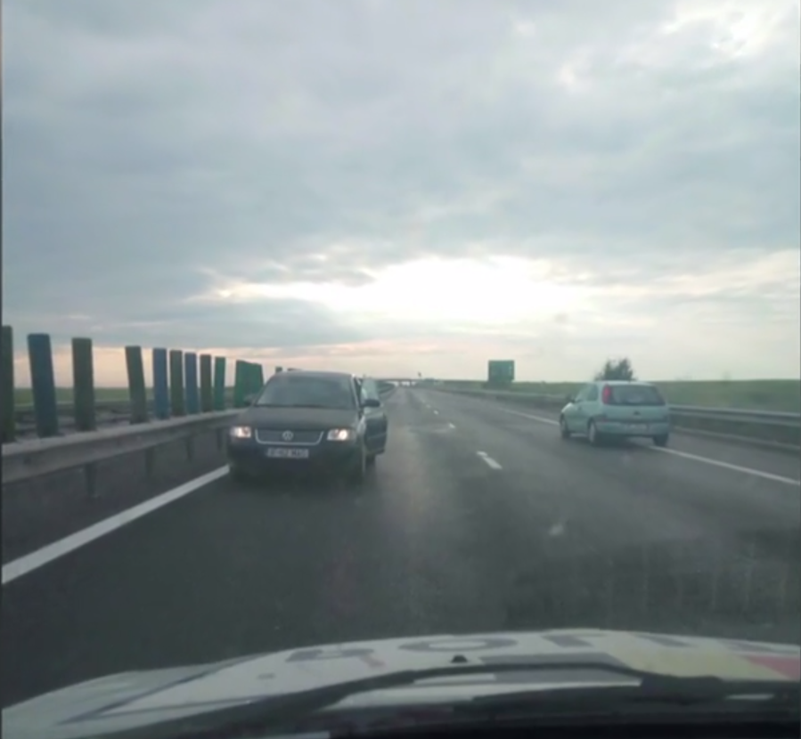 FOTO: Inconştienţă la volan pe Autostrada Soarelui!