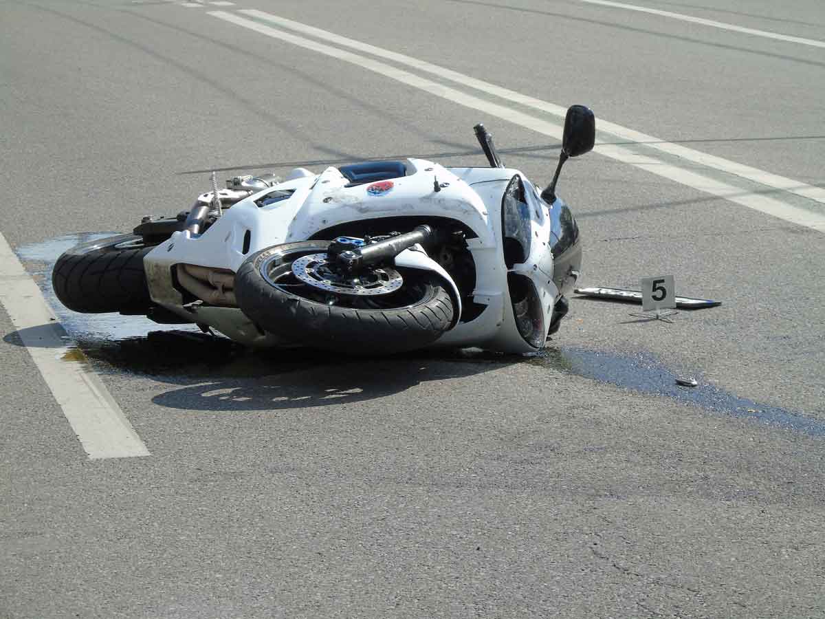 TULCEA: Motociclist și însoțitorul acestuia răniți de un șofer neatent