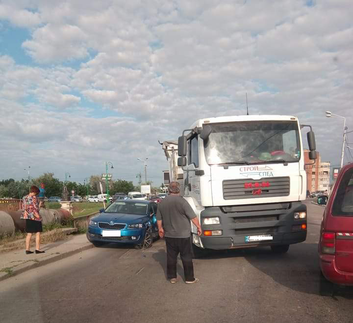 Trafic blocat pe podul de la Năvodari din cauza unui accident rutier
