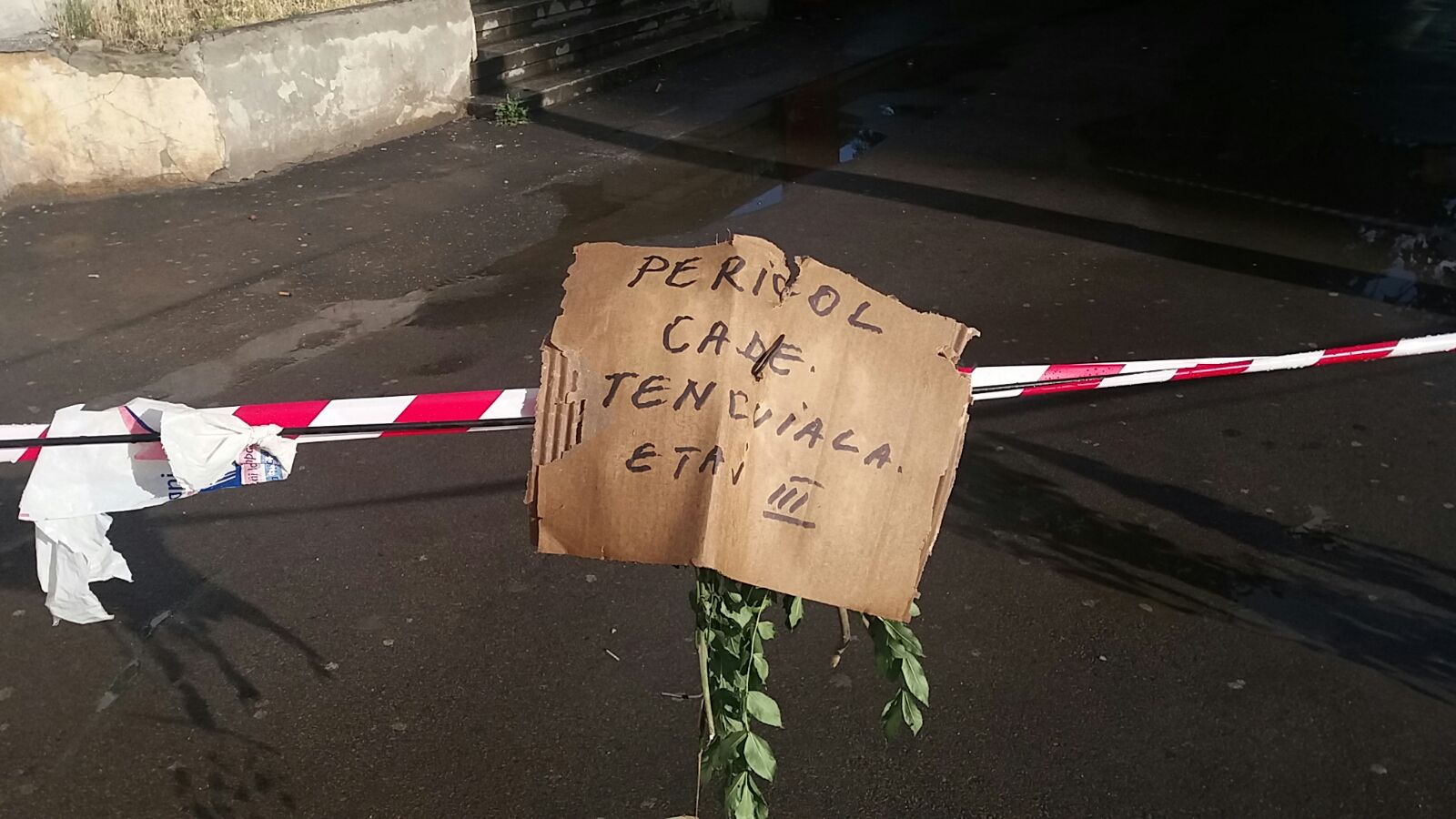 FOTO: Atenție! CADE tencuiala de pe un bloc din CONSTANȚA