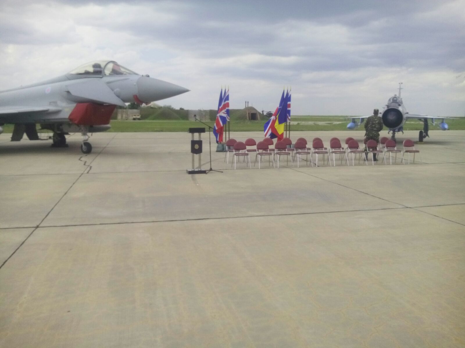 FOTO/Miniștrii britanic și român ai Apărării se întâlnesc la MIHAIL KOGĂLNICEANU