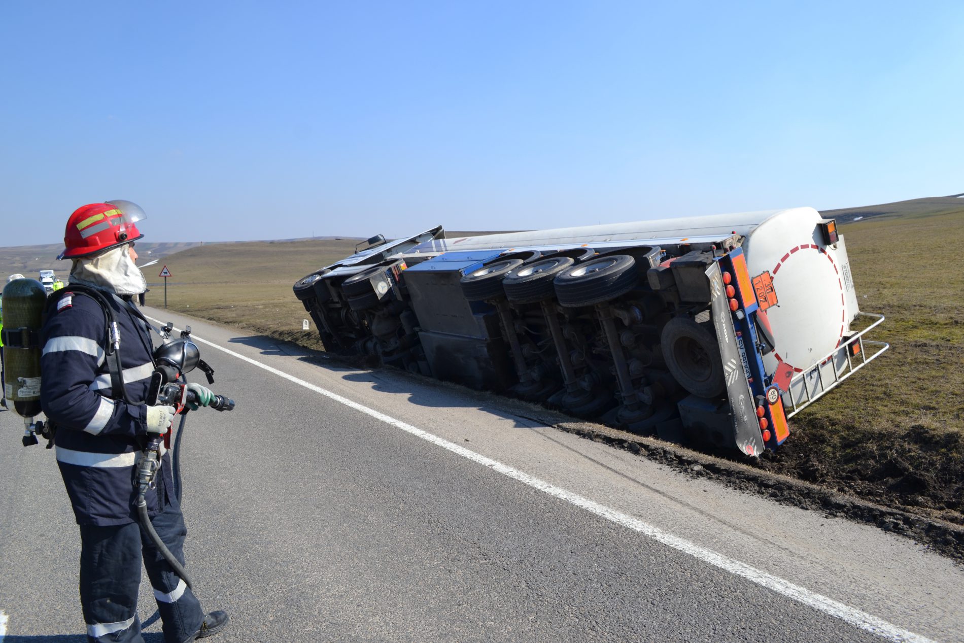 O cisternă cu benzină s-a răsturnat pe autostradă