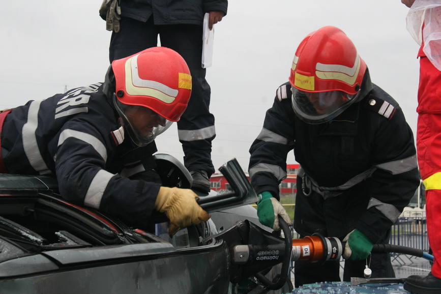 UPDATE – Persoană încarcerată în urma unui accident produs la intrare în Constanța