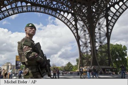 Alarmă FALSĂ la Paris: Turnul Eiffel, evacuat!