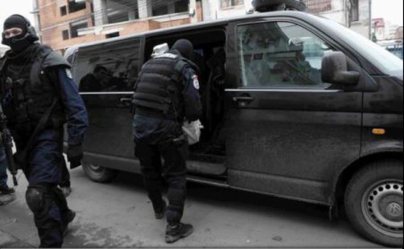 VIDEO/ Percheziții DIICOT. Un bărbat este suspectat de infracțiuni de TERORISM