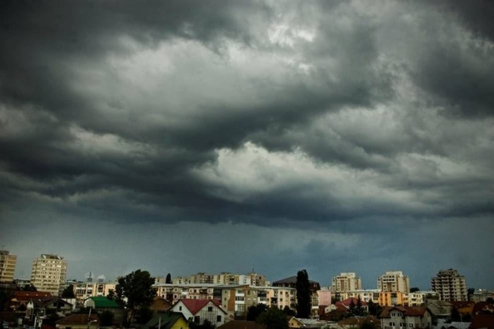 Fenomene meteorologice EXTREME! FURTUNI și CANICULĂ în toată țara