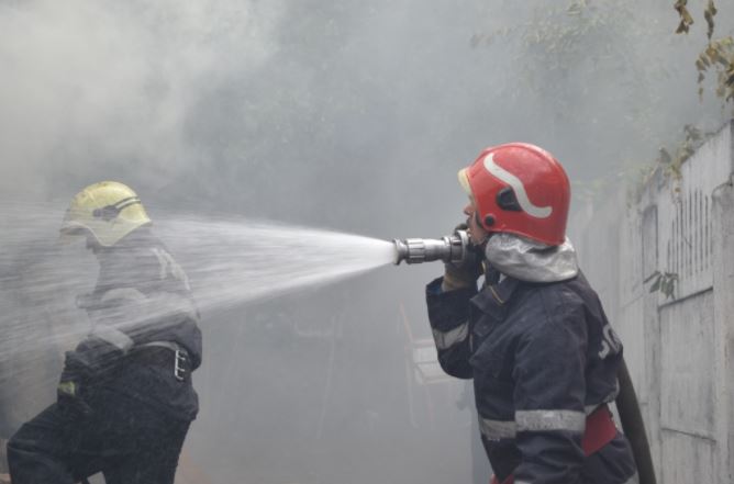 TULCEA: Două garaje au fost cuprinse de flăcări