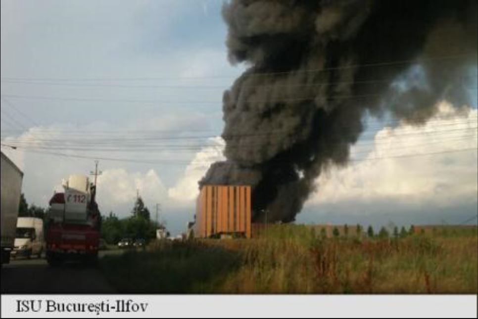 UPDATE/ILFOV. Incendiu puternic la DOUĂ DEPOZITE de mobilă